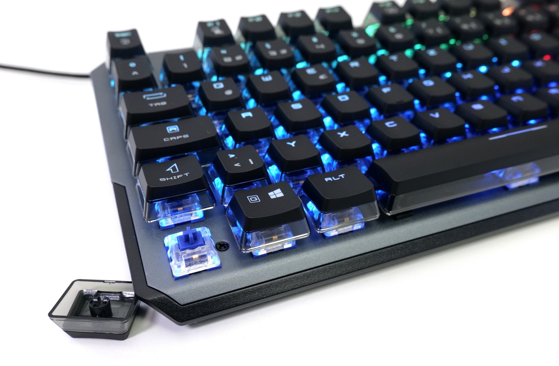 MSI introduce VIGOR GK71 SONIC cu switch-uri MSI SONIC BLUE