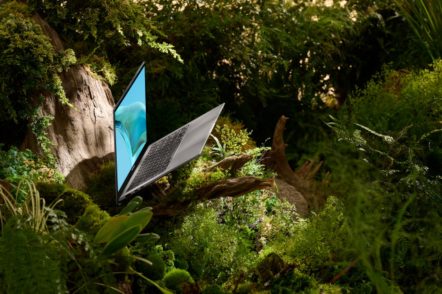 ASUS dezvaluie ASUS Zenbook S 13 OLED in cadrul evenimentului de lansare Thincredible