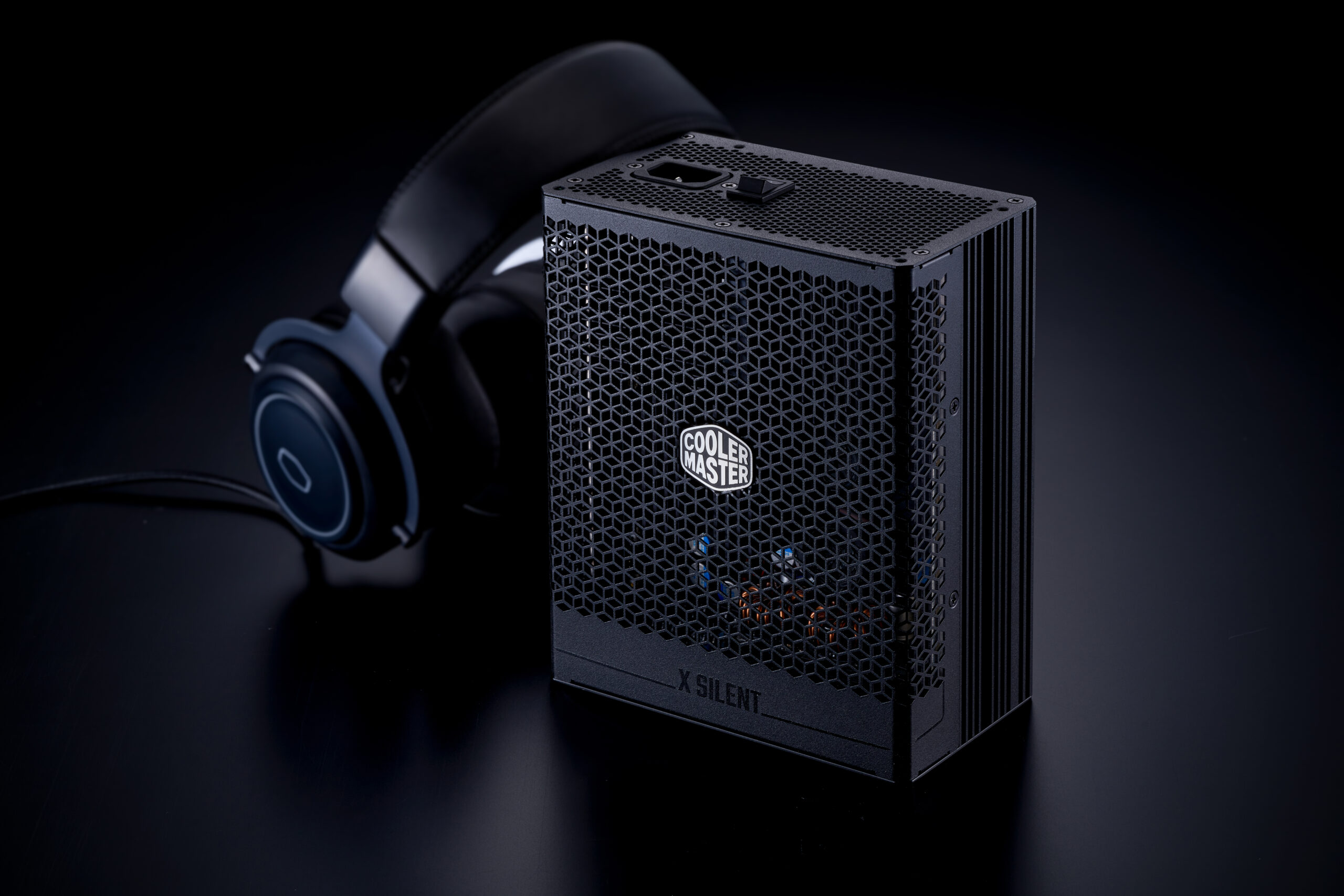 Cooler Master prezintă gama de surse de alimentare silențioase Premium X Silent PSU: Edge cu răcire pasivă de până la 1100W și Max cu răcire activă de până la 1300W