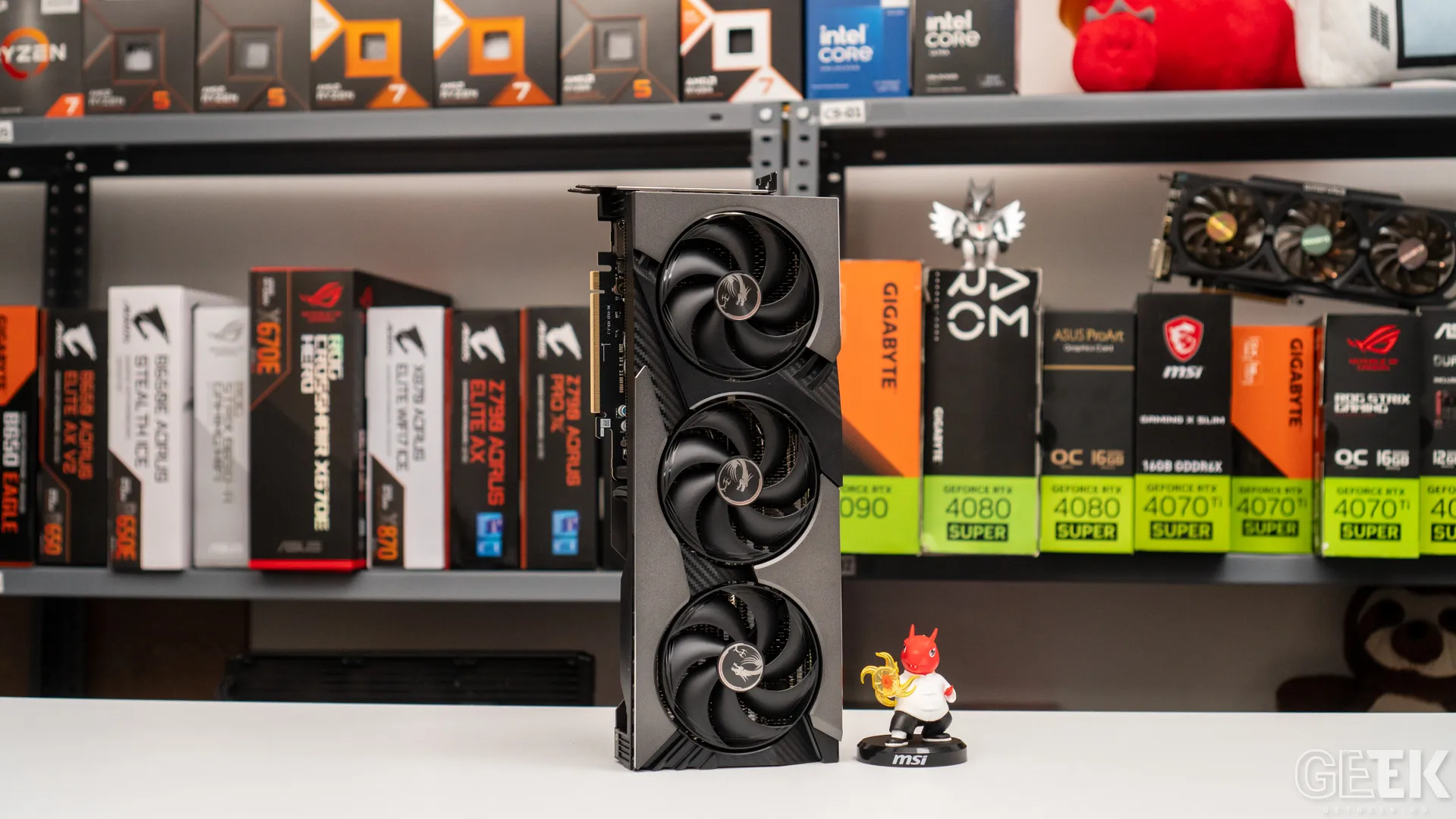 Review MSI GeForce RTX 5070 12GB VANGUARD SOC