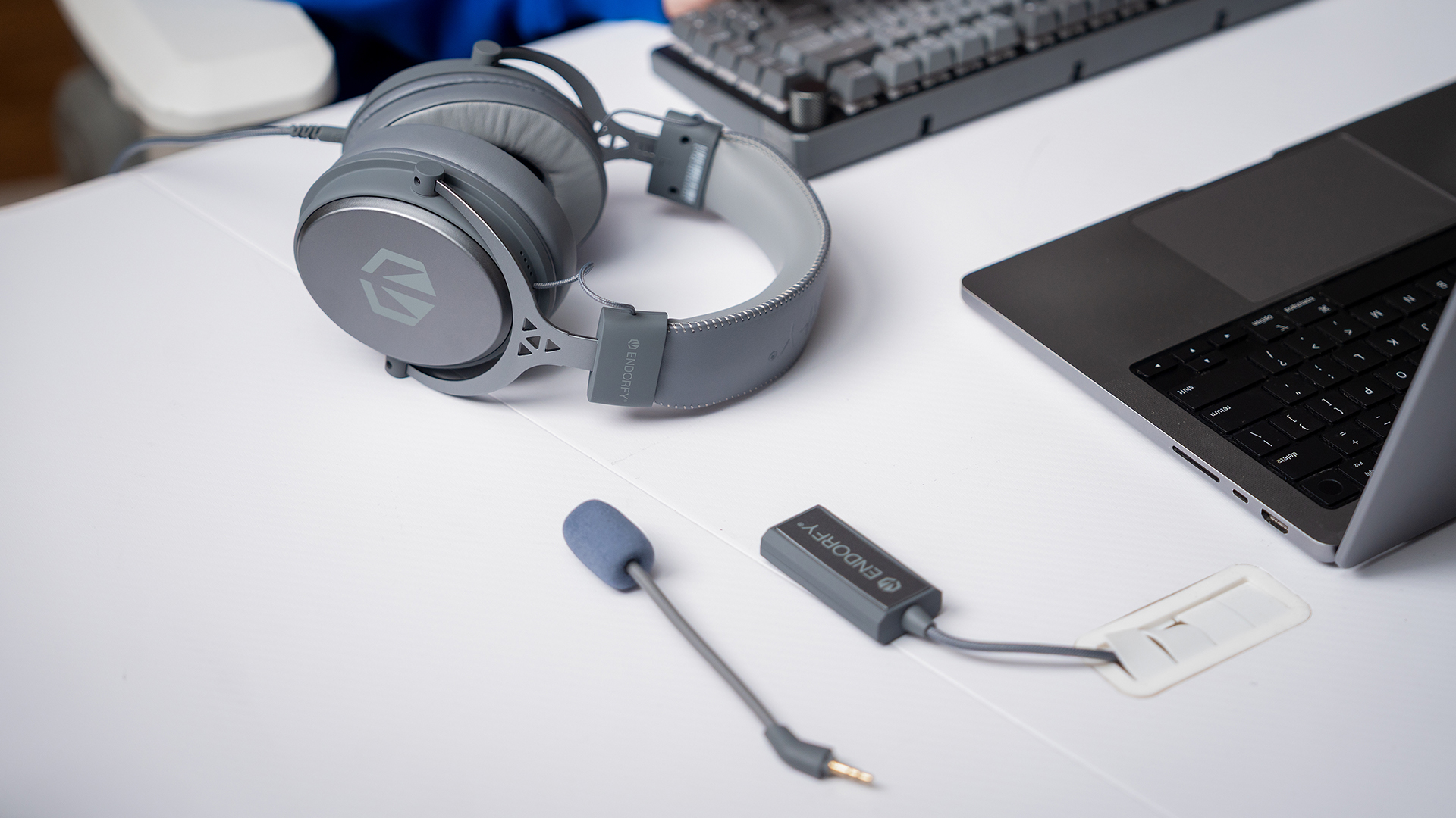 ENDORFY extinde gama Alt Gray cu microfonul Solum Voice S si castile Viro Plus USB