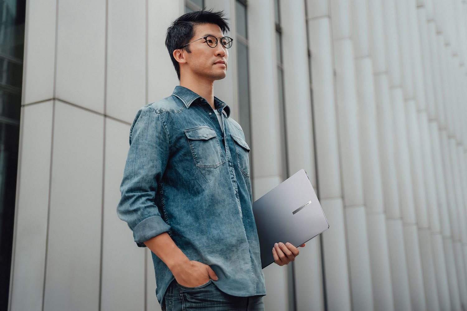 Studiu ASUS: adoptarea intarziata a AI PC-urilor poate afecta competitivitatea IMM-urilor