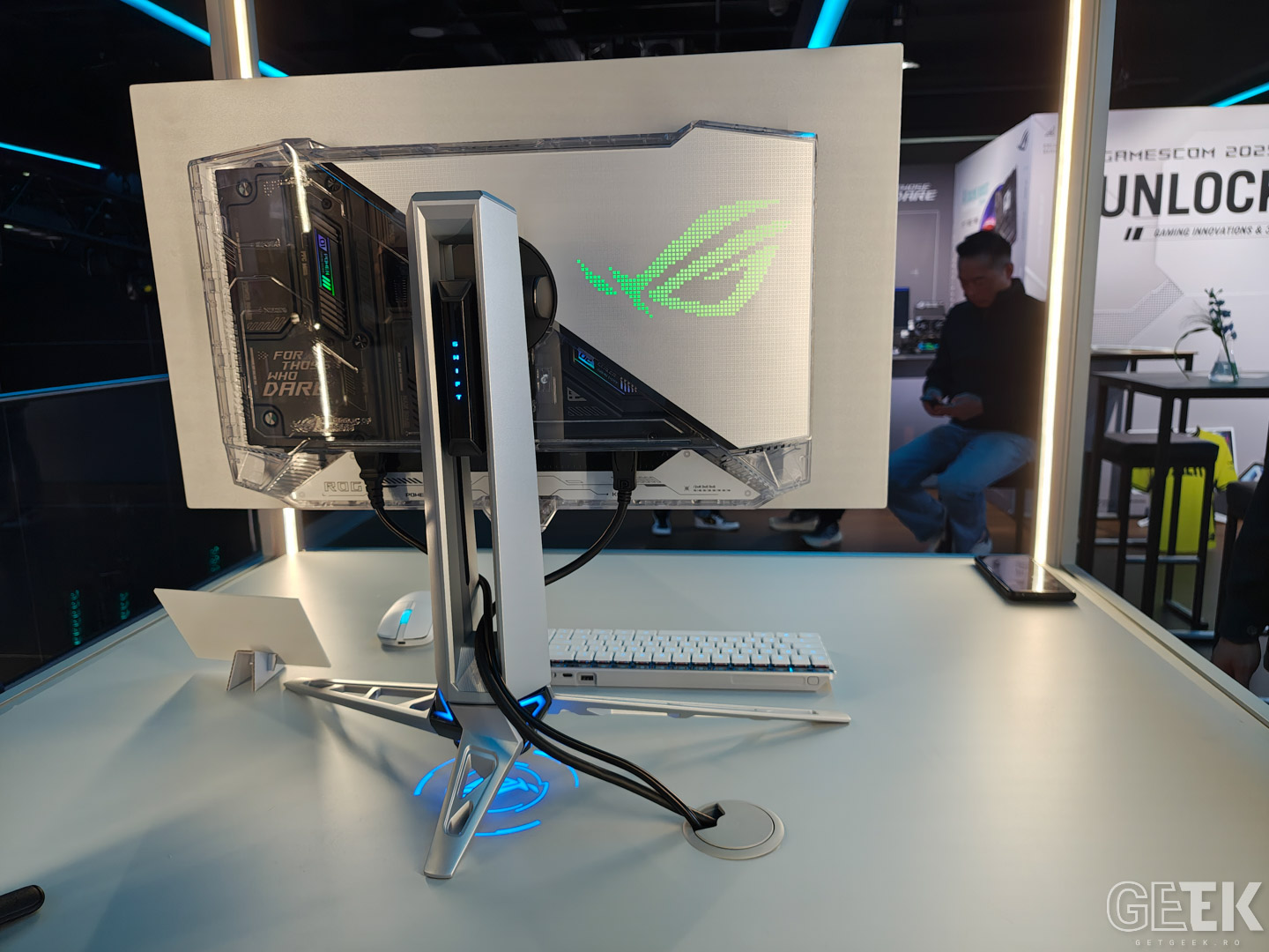 ASUS anunta disponibilitatea monitoarelor ROG Swift OLED PG27AQWP-W si ROG Strix OLED XG27AQWMG