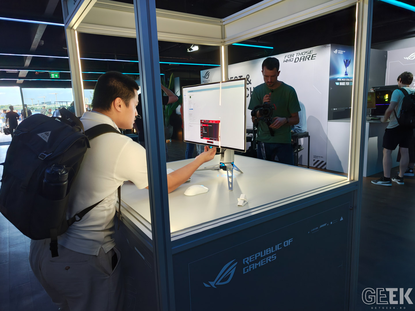ASUS devine lider pe piata globala de monitoare OLED